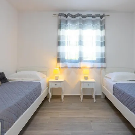 Jasa Deluxe Makarska