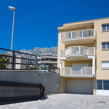 Jasa Deluxe マカルスカ